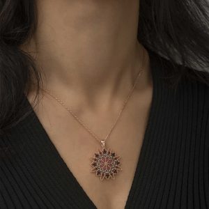 Alternative view of Gümüş Rose Geometrik Desenli Madalyon Kolye