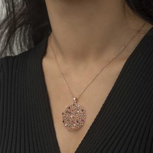 Alternative view of Gümüş Rose Geometrik Desenli Madalyon Kolye
