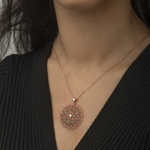 Alternative view of Gümüş Rose Geometrik Desenli Madalyon Kolye
