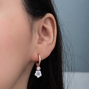 Alternative view of Gümüş Rose Sallantılı Manolya Çiçeği Kadın Küpe